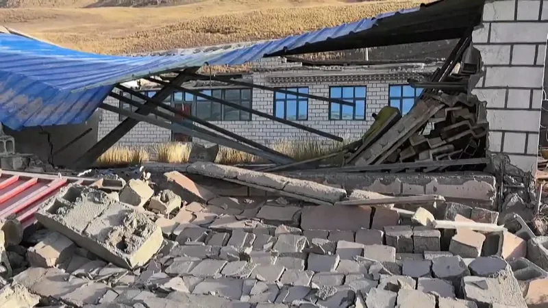 Se distribuyen más suministros de ayuda a área afectada por el terremoto en la región autónoma de Xizang