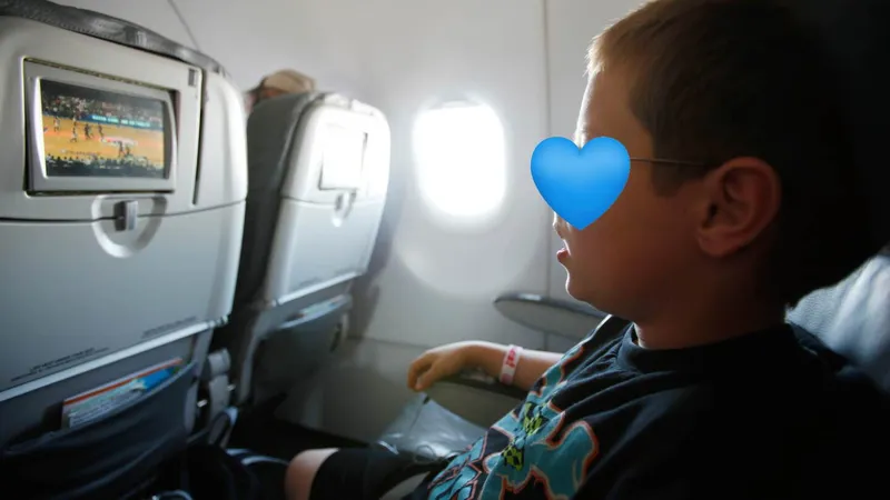 Niño SE NIEGA a abrocharse el cinturón de seguridad y provoca cancelación de un vuelo en Canadá
