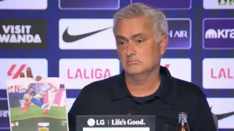 ¡Mou saca un papel con las dos rojas perdonadas!: "La historia del partido está aquí"
