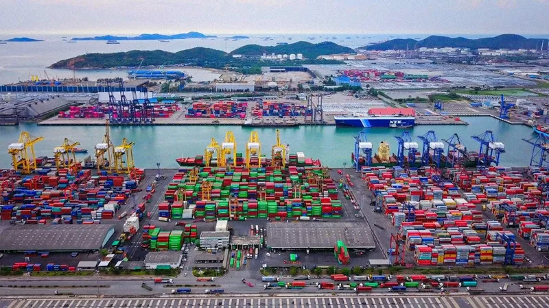 Economía china acelera su crecimiento al 4,5 % impulsada por fuertes exportaciones