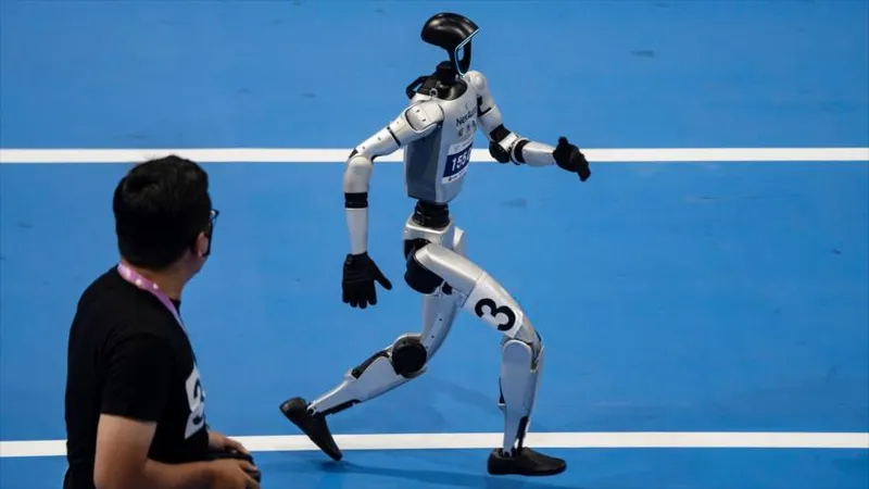 Robots humanoides desafían récords humanos en juegos de Pekín