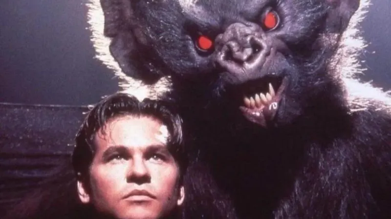 'Batman Forever' iba a tener una escena grotesca con un murciélago gigante. La cortaron a última hora, pero los fans están pidiendo un director's cut para incluirla
