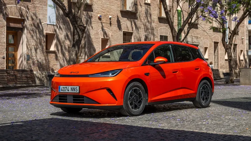 Cuesta 25.000 € (sin ayudas), tiene 425 litros de maletero y gasta 1,4 l/100 km: así es el híbrido enchufable más barato de España