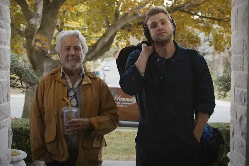'Un talento único' me hizo salir satisfecho del cine gracias a Leo Woodall y Dustin Hoffman. Sin embargo, su atrevimiento visual no oculta un guion repleto de tópicos