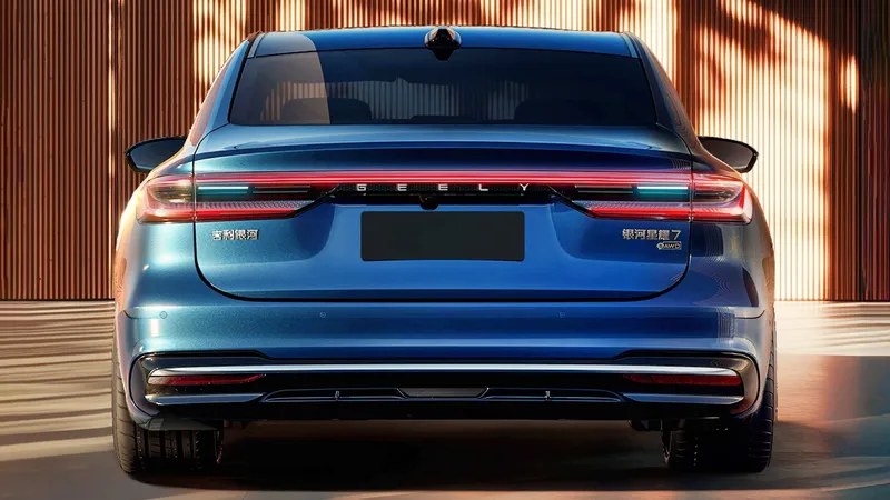 541 litros de maletero y 1.725 km de autonomía: el nuevo sedán electrificado de Geely ya se vende por 12.500€