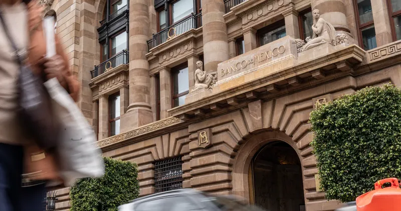 Analistas prevén que Banxico deje sin cambio la tasa mientras inflación baja a 3,13% en julio