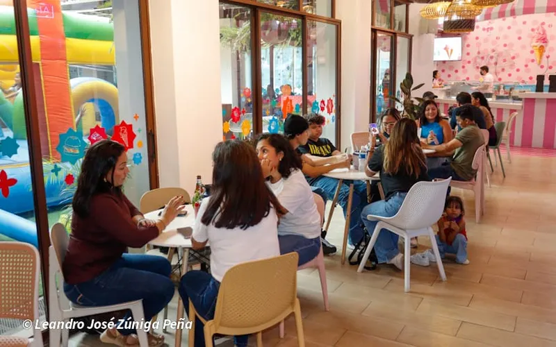 Familias disfrutan de un buen fin de semana