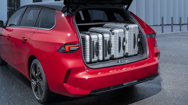 Giro de 180 grados para el Astra: Opel desvelará su futuro muy pronto y podría ser más familiar que nunca