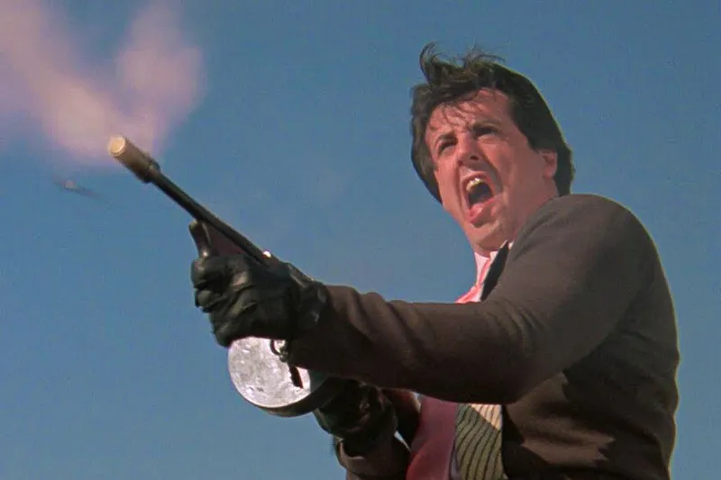 Hoy en Prime Video puedes ver una de las películas de acción más desconocidas y sangrientas de Stallone