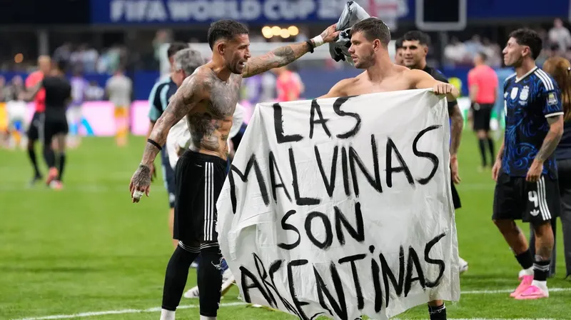 Piden a la FIFA investigar a la selección de Argentina por posar con una pancarta en apoyo a las Malvinas