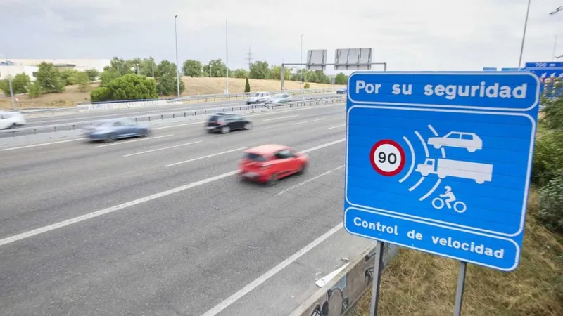 Este radar al que llaman 'sorpassómetro' no solo está diseñado para detectar la velocidad de los vehículos, también es capaz de detectar adelantamientos ilegales
