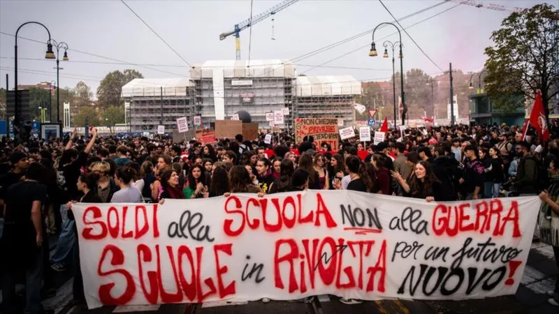 De Francia a Italia: Estudiantes salen a las calles por la educación