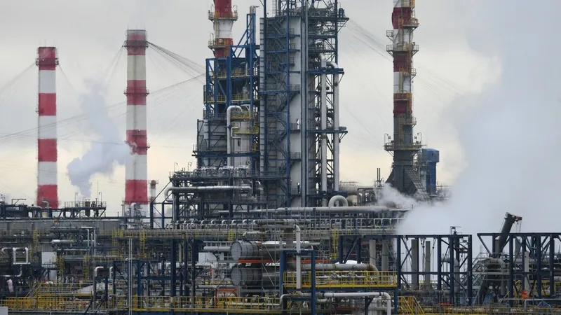Ucrania ataca una refinería en Rusia, desafiando las exigencias de Trump
