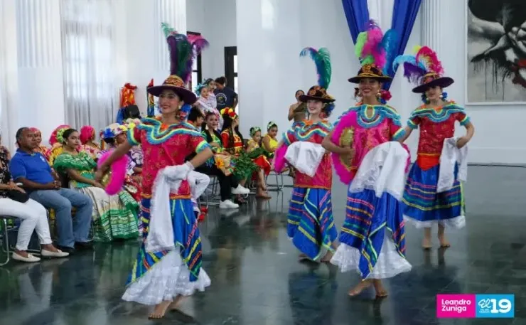 Estudiantes celebran la identidad y cultura nicaragüense con desfile de trajes típicos