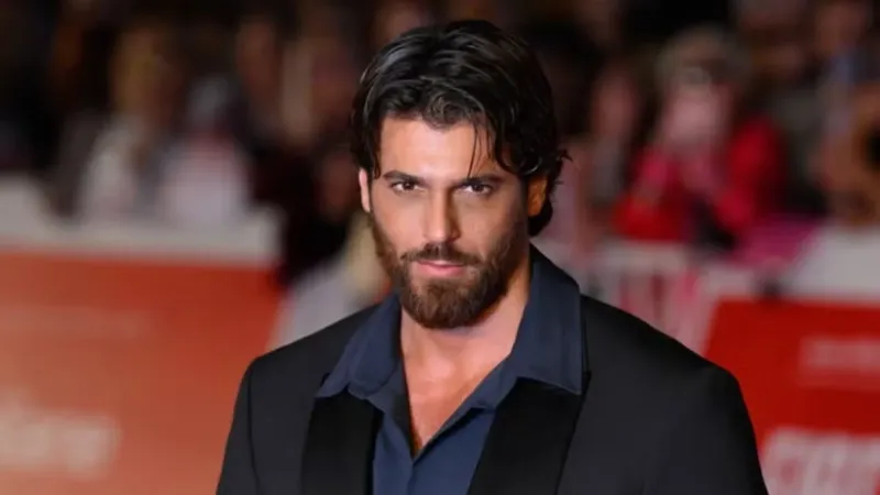 Can Yaman: "Un aspecto de mi personalidad que tenía de joven es que estudiaba mucho y no era muy sociable"