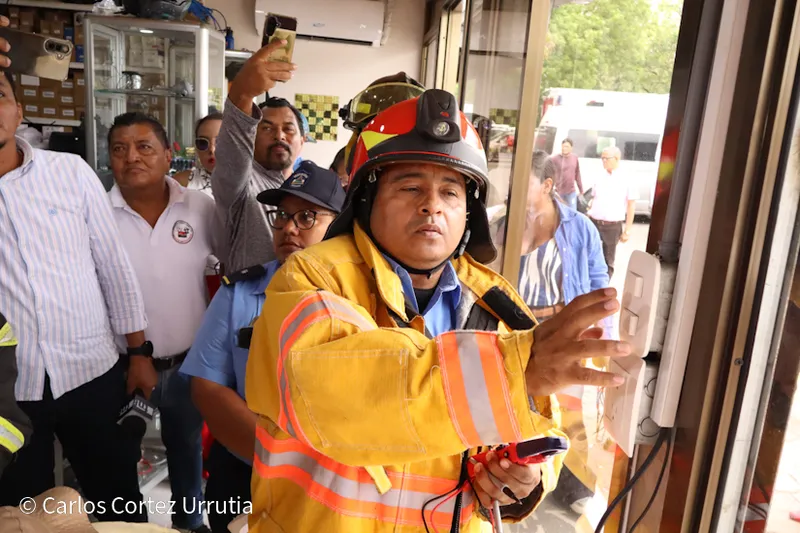 Bomberos Unidos inspeccionan los sistema eléctrico y contra incendios en el mercado Israel Lewites