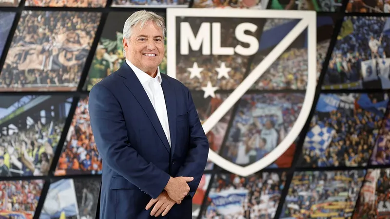 Larry Berg, el hombre que llevó a Carlos Vela al LAFC, será el nuevo comisionado de la MLS