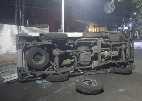Ambulancia se vuelca en Villa Fontana y deja una persona herida