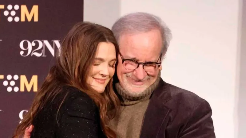Así cambia Steven Spielberg su forma de dirigir cuando trabaja con niños: "Tienes que elegir entre la mano de tu madre o tu avión"