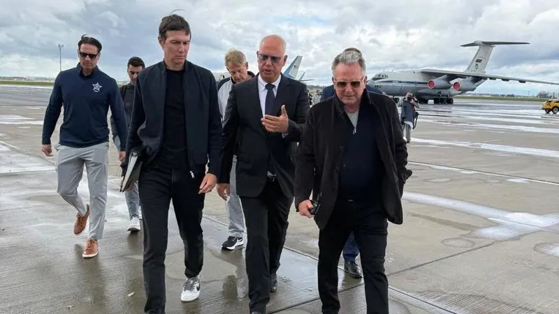 Enviado de Putin muestra primeras imágenes tras llegada de los enviados de Trump