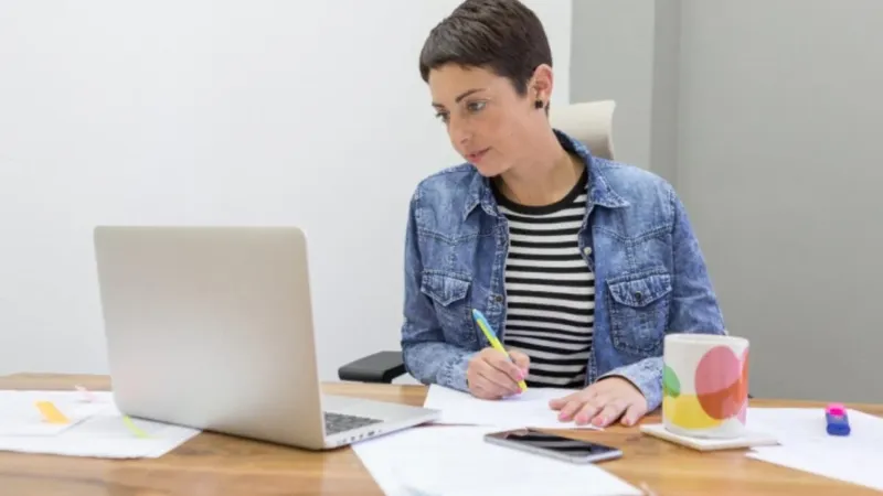 Usar IA para hacer los deberes mejora las notas, pero puede reducir hasta un 20% lo que realmente aprenden los estudiantes