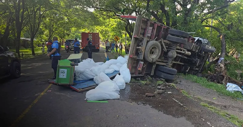 Tres comerciantes fallecidos y varios heridos al chocar camión en La Trinidad