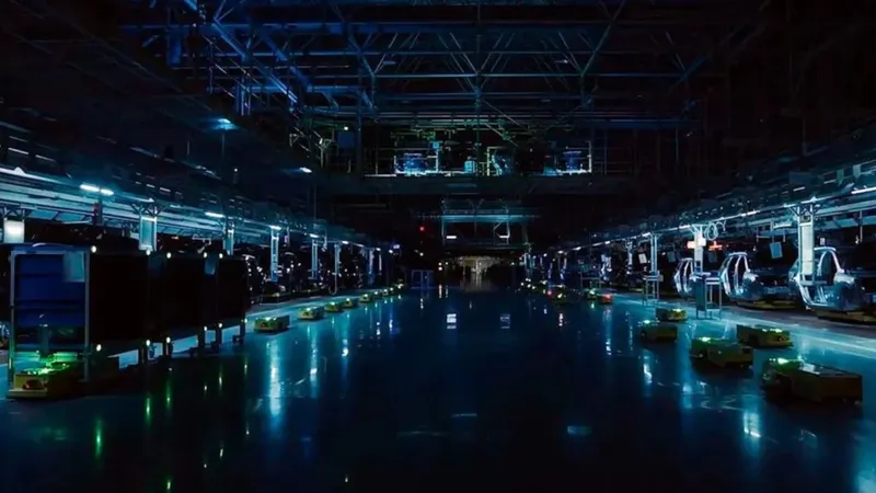 China ya tiene fábricas de autos donde apagar la luz no detiene nada. Los robots siguen trabajando aunque no haya humanos dentro