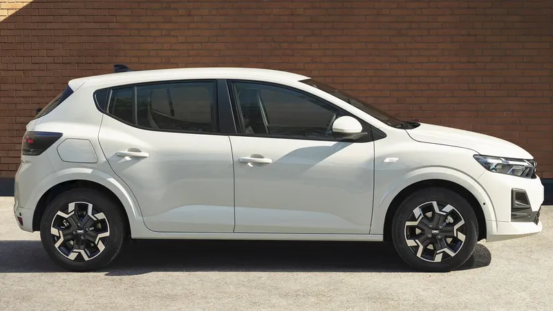 Aunque ha tardado en hacerlo, el coche más vendido en España ya tiene el eficiente motor híbrido que necesitaba