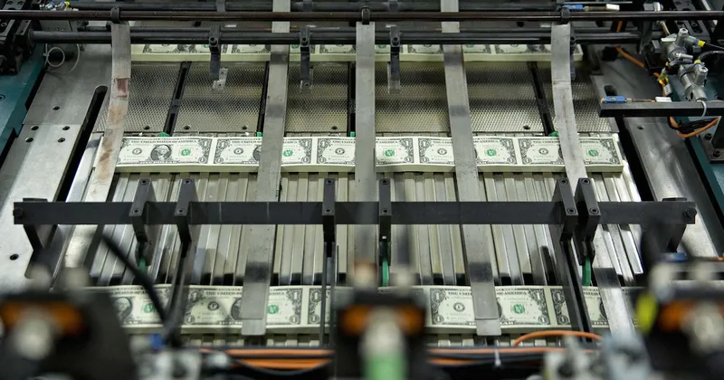 El dólar cae a su nivel más bajo en casi una semana tras decisión de la Fed de mantener las tasas