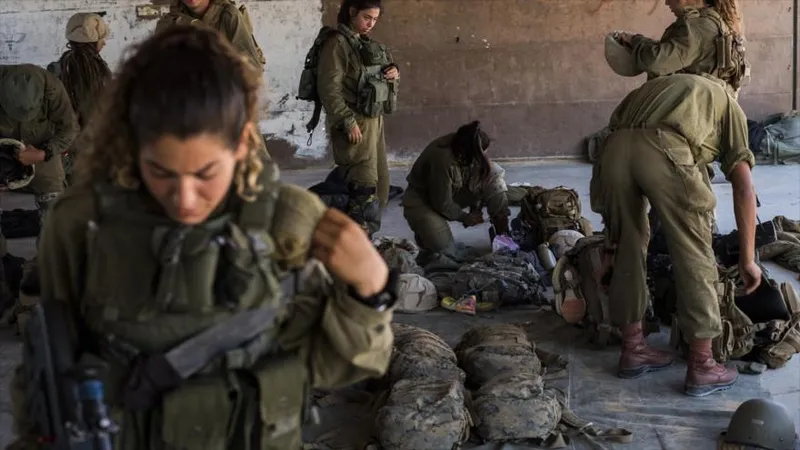 Ejército israelí recurre a mujeres militares para paliar la escasez de efectivos