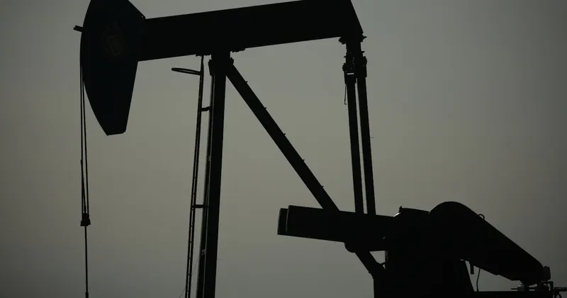 El crudo sube con fuerza tras ataques hutíes contra petroleros saudíes en el Mar Rojo