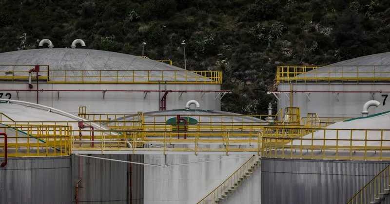 Las reservas mundiales de petróleo caen a un ritmo récord por la guerra, según Goldman