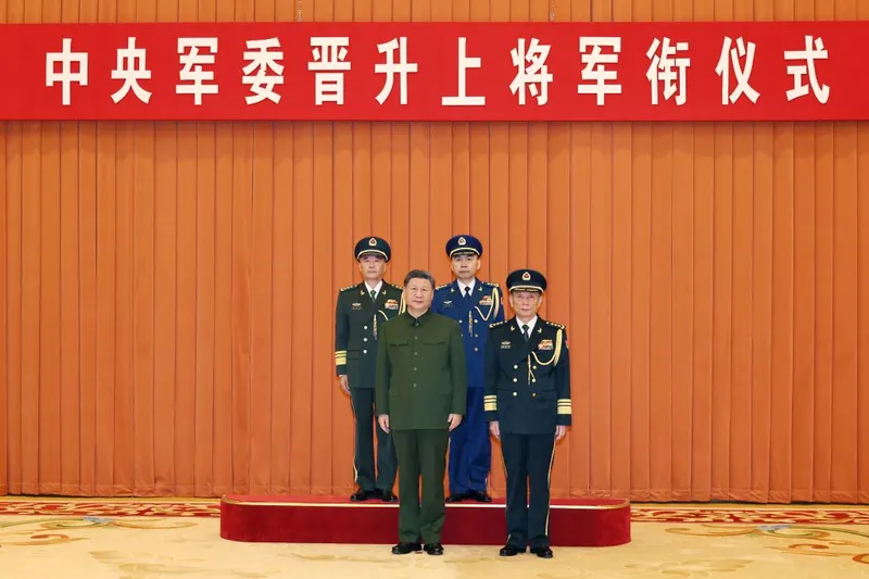 Xi entrega certificados de órdenes para ascender a dos oficiales al rango de general