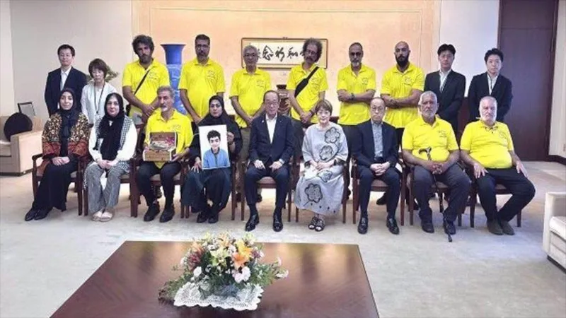 Padres de niño iraní de Minab muerto en ataque de EEUU visitan Hiroshima