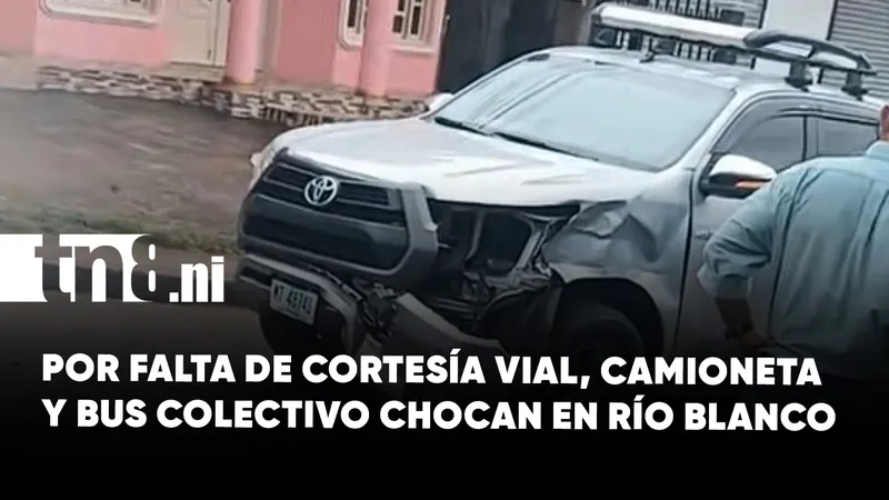 Fuerte colisión entre camioneta y bus en Río Blanco deja cuantiosos daños materiales