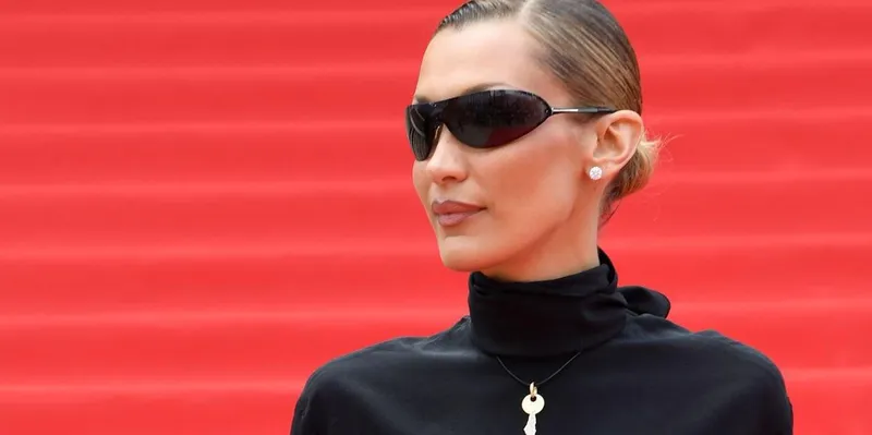 Bella Hadid brilla en Cannes con un gesto de identidad y memoria palestina