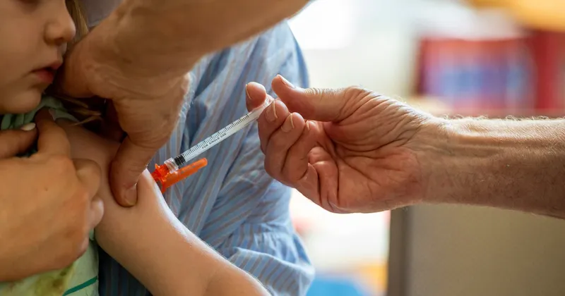 La vacunación infantil en EE.UU. vuelve a caer mientras persisten los brotes de sarampión