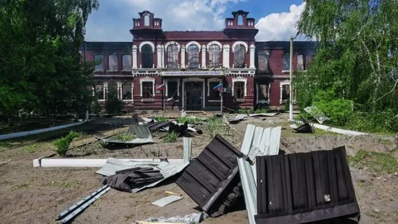 Más de 50 periodistas extranjeros se dirigen al lugar de la tragedia en el centro educativo de Lugansk, informa Zajárova