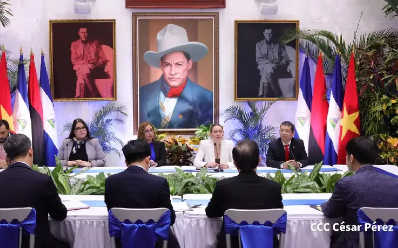 Delegación de Vietnam en encuentro de trabajo con INTUR