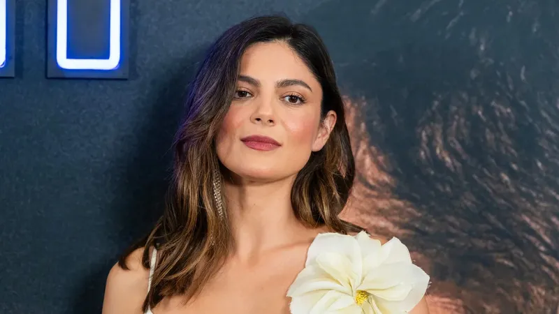 Monica Barbaro es la nueva ‘it-girl’ del verano: desciframos sus fórmulas de estilo