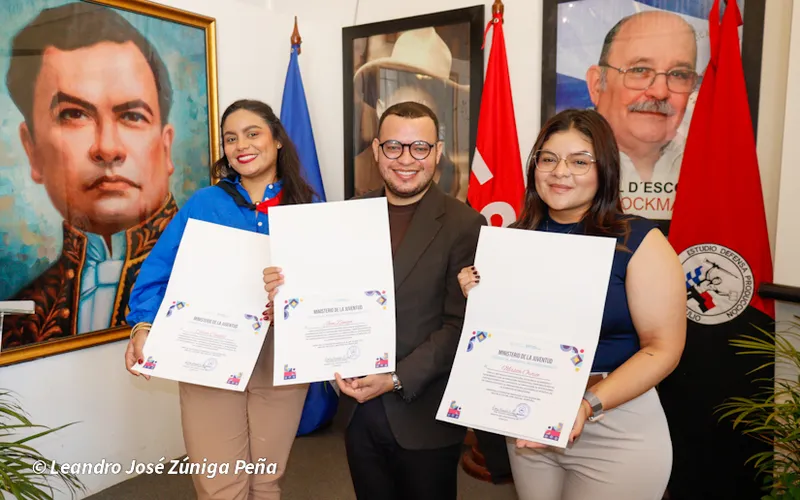 MINJUVE entrega reconocimientos a jóvenes profesionales
