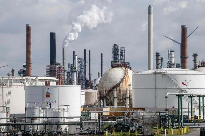 Precio del petróleo cae y los mercados accionarios se animan