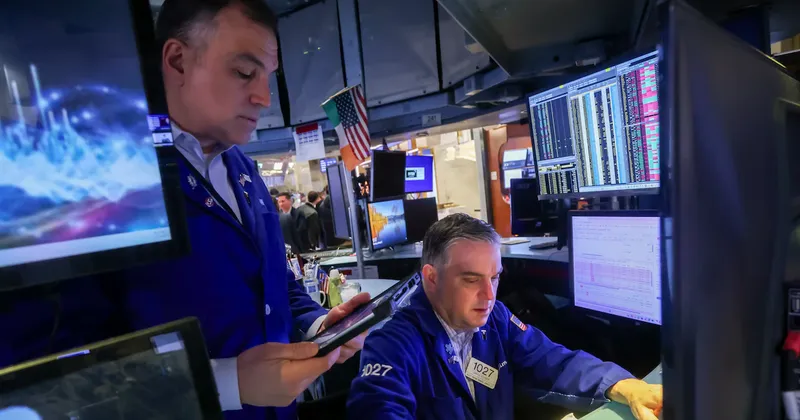 S&P 500 retrocede tras récords en medio de la tensión geopolítica y el alza del gasto en IA