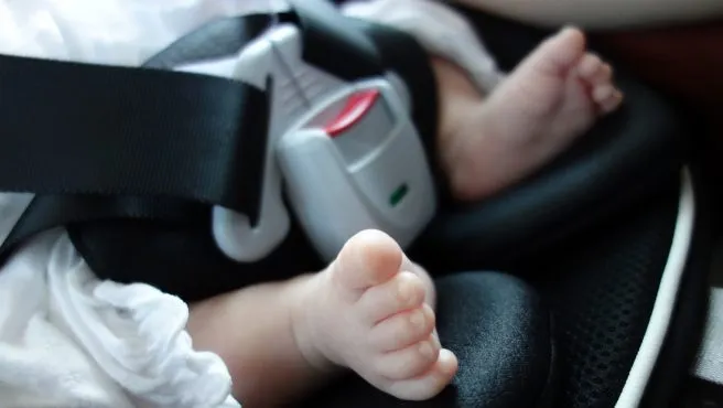 Niño olvidado por su padre muere por el calor dentro de un auto en EEUU