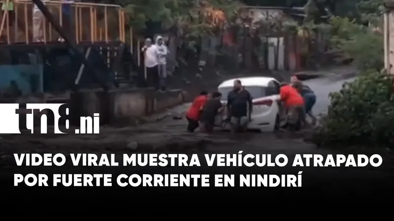 Automóvil queda atrapado al intentar cruzar un cauce con fuertes corrientes en Nindirí