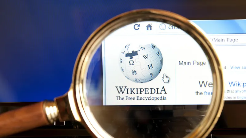 "Wikipedia ya está comprometida, la CIA ya la ha editado", asegura su cofundador