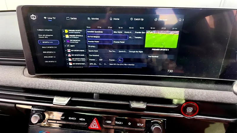 Un desarrollador ha creado Lumora: “Esta app te permite ver cualquier IPTV en Android Auto”