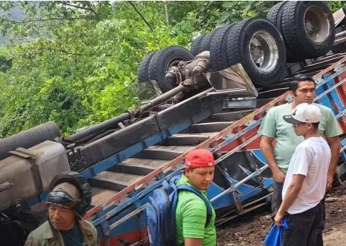 Conductor sobrevive de milagro tras volcarse camión cargado de piedras canteras en Jinotega