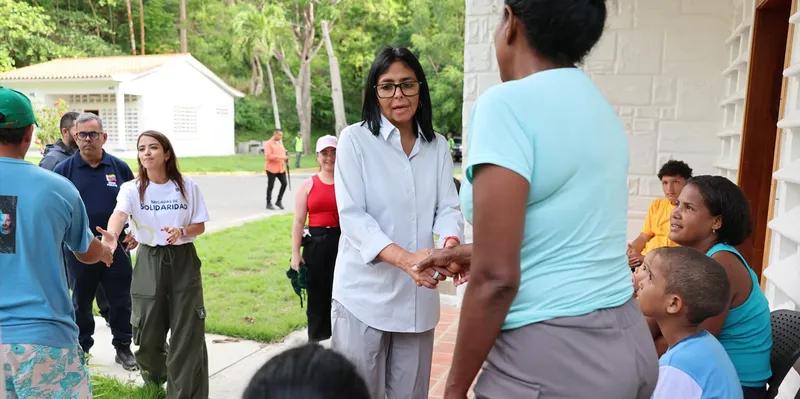 Delcy Rodríguez inspecciona daños en La Guaira
