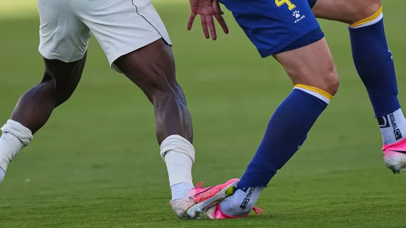 Misma falta de Messi y Balogun, distino criterio del arbitraje: Estados Unidos pierde a su goleador